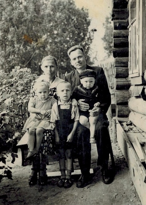 Николай и Антонина с тремя старшими детьми
