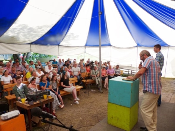 Собрание в палатке открыл Андрей Башмаков